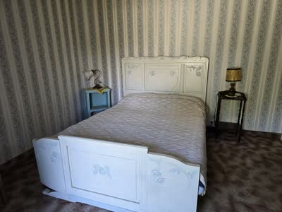 Chambre avec lit double ancien en bois laqué blanc et deux tables de chevet