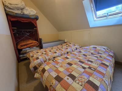 Chambre mansardée du gîte, son lit double et sa fenêtre de toit
