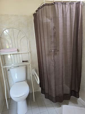 Salle d'eau du gîte avec sa douche et ses toilettes